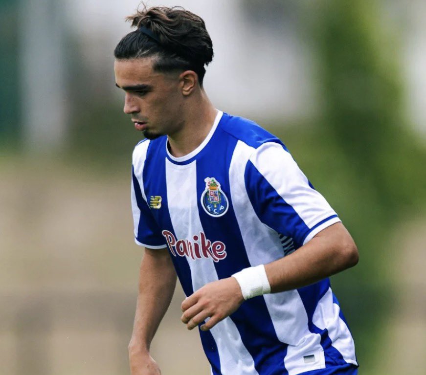desarme_tatico's tweet photo. 🗣️ Adriano Mide (pai de Mateus Mide), em entrevista ao ZZ:

“O Mateus é FC Porto de coração. Aos 8 anos teve oportunidade de ir treinar ao Benfica e recusou. Nem quis fazer o treino. O sonho dele é jogar no Estádio do Dragão… ainda no domingo estivemos lá e falamos sobre o sonho de pisar aquele relvado.

Abdicou muitas vezes de estar com amigos para descansar e para alcançar aquilo que tanto deseja. É muito dedicado naquilo que quer. Adora ver jogar o Vitinha e tem algumas características semelhantes. A leitura de jogo, a rápida execução… mas tem uma aptidão maior para pisar terrenos ofensivos. É um médio-ofensivo com chegada à frente e que consegue fazer golos com facilidade.

O presidente André Villas-Boas e Francesco Farioli já falaram com ele e com os outros jogadores que estiveram no Mundial.”

🗞️ @zerozeropt