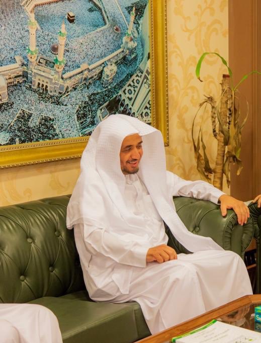 هناك رجال يتركون مؤلفات… وهناك رجال يتركون مواقف تصبح هي المؤلفات.

الدكتور #محمد_العقلا – رحمه الله – لم يصنع سيرته من الكلمات فقط، إنما من قرارات صغيرة صنعت أثرًا كبيرًا في حياة طلاب وموظفين وأكاديميين من أكثر من ١٧٠ جنسية.
ما يميز تجربته ليس المناصب، وإنما طريقة التصرّف حين