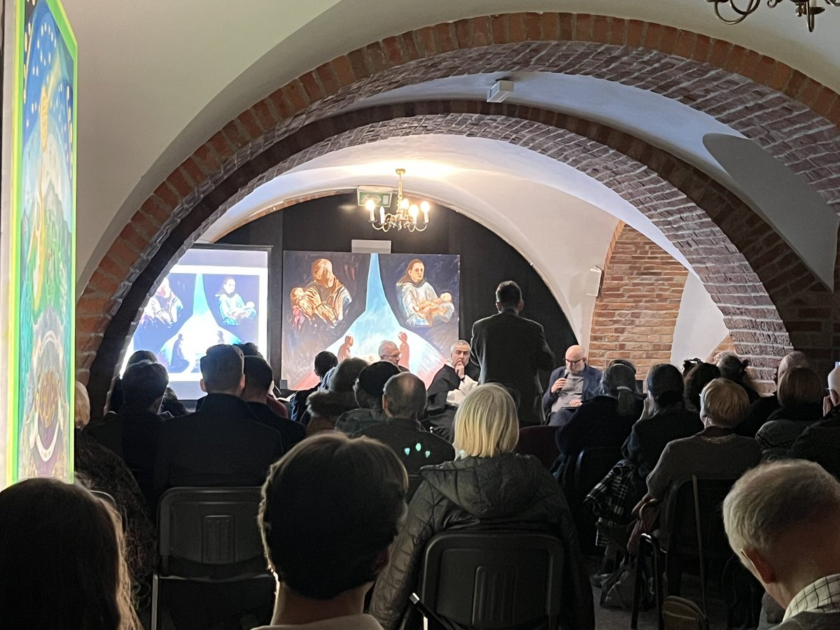 W podziemiach katedry św. Floriana w Warszawie toczy się właśnie dyskusja teologów o #BozeNarodzenie, sztuce sakralnej i jej roli epifanijnej. 
Są z nami profesorowie ks. Andrzej #Draguła, o. Jarosław #Kupczak OP i  ks. Jerzy #Szymik
#NamalowaćKatolicyzmOdNowa