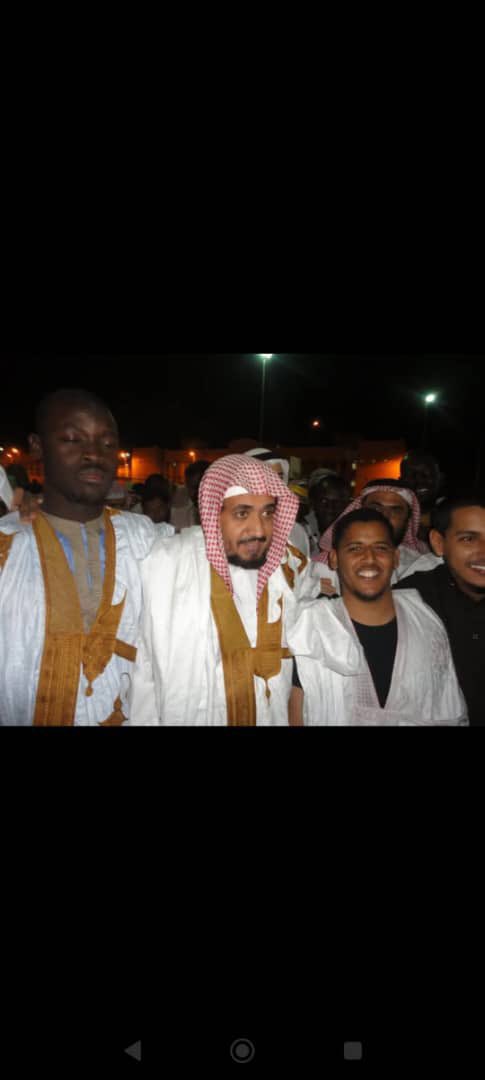 riyadhtopmedia's tweet photo. 3) الصندوق في معرض القاهرة

المدير عادةً يتجول بين الأجنحة للصور الرسمية.
هو اختار أن يحمل صندوق الكتب مع الفريق ويعيد ترتيب الأرفف بيده، أمام الجميع.
—
هل سبق وجربت أن تعمل مع فريقك بلا ألقاب؟ فقط “إنسان إلى جانب إنسان”؟
—
القيادة الحقيقية تظهر في الأعمال الصغيرة التي لا يعملها عادة المديرون.