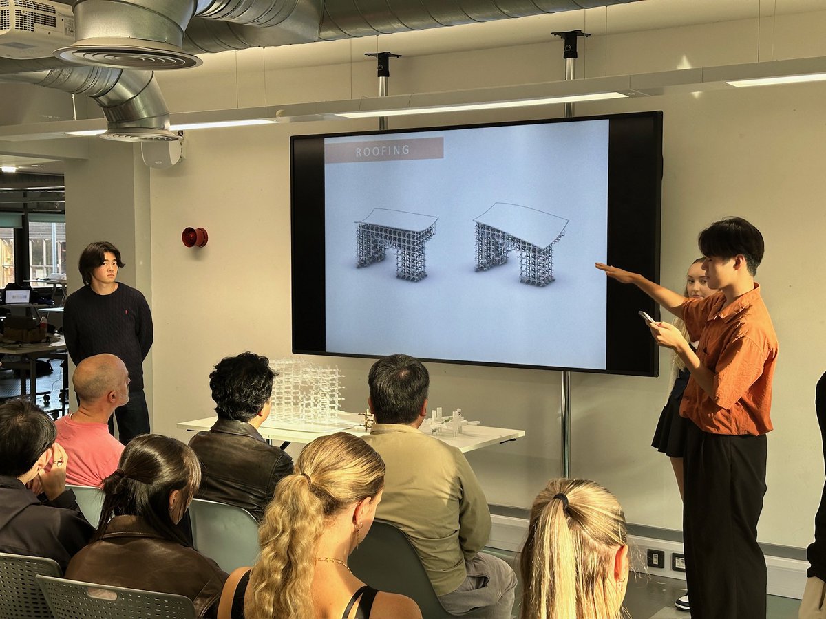 yana2811na's tweet photo. これは、イギリスに行った時のワークショップの様子です。
イギリスの学生と日本の学生が協力してチームでひとつのパビリオンを作ります。
惜しくも2位でしたが、
とにかく向こうの人達はスピードが早くて、カッコよかったです。
自分も自分にしか出来ない何かしらの特技を身につけたいです！ https://t.co/DFzKv8NYQM