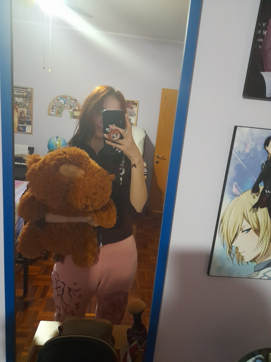 aarthurdyes's tweet photo. Per natale mi sono fatto regalare da mia sorella questo mega peluche
Pesa 2 kg ed è di quelli contro l'ansia 
Lo sto adorando, è troppo bello
23 anni, no regrets, no shame https://t.co/ToCC0AVZE1
