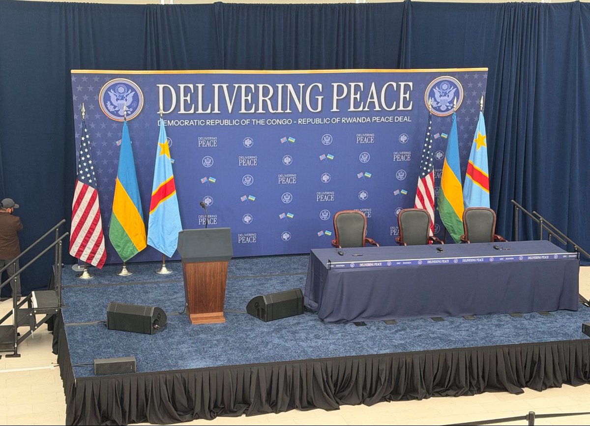 NolyTambuSage's tweet photo. Accord de paix #rdc #rwandais à Washington devant le président #DonaldTrump 30 ans ça suffit ! Signature historique dans quelques instants ✊🏼@Presidence_RDC @PatrickMuyaya @IsralMutombo11 @kayikwambaT @Jesusnoelshek @shabani_lukoo @GentinyNgobilaM @DeniseNyakeru https://t.co/OGpEAKybvX