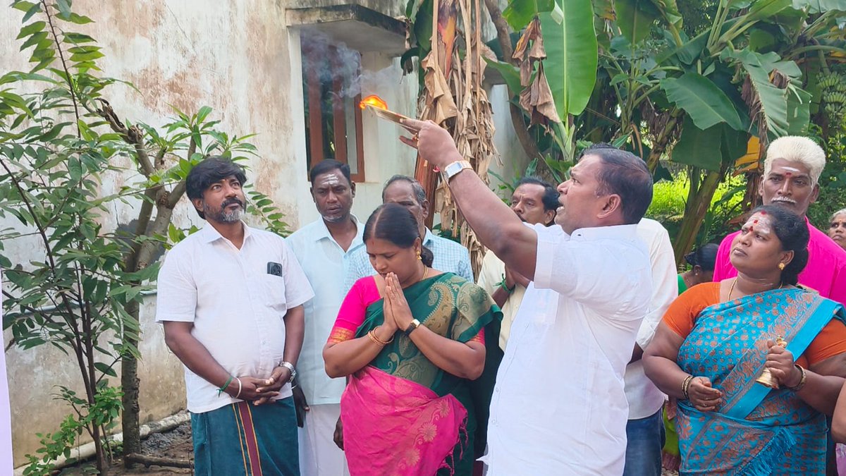 AKSaiJSaravanan's tweet photo. எனது ஊசுடு தொகுதிக்குட்பட்ட  பிள்ளையார்குப்பம் லட்சுமி நகர் மற்றும் கணபதி நகர் பகுதிகளுக்கு ரூ.17.40 லட்சம் மதிப்பீட்டில் சாலை அமைப்பதற்கான அரசாணை பெற்று, அதற்கான பூமி பூஜை நிகழ்ச்சியில் அதிகாரிகள் மற்றும் பொதுமக்களுடன் கலந்து கொண்டேன்.@BJP4Puducherry @AmitShah @blsanthosh https://t.co/FgbQ8A15mo