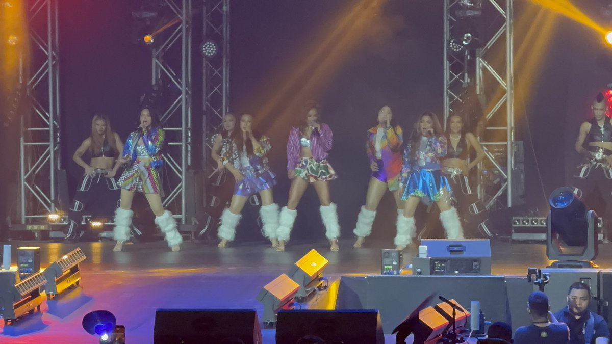 24ever_katrin's tweet photo. The best concert experience ever!^^~ 
Bumalik ‘yung batang ako na mahilig dumayo ng “showdown” sa mga kalapit na street! Gusto ko na ulit matutong mag-split! 

PINALAKI NG SEXBOMB, NATUTONG LUMABAN AT HINDI BUMAWI! 

#TheSexbombConcert
#GetGetAw
#SexbombGirls https://t.co/ZHkluZC8Nx