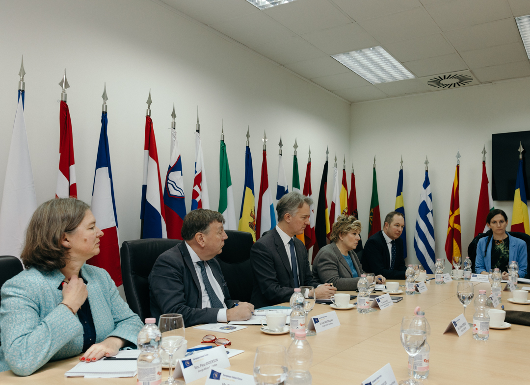 euforbih's tweet photo. Today at Camp Butmir, COM EUFOR Major General Florin Marian Barbu and COS EUFOR Brigadier General Tibor Szabó welcomed the British Foreign Affairs Committee delegation, accompanied by HE @JulianReillyUK, the British Ambassador to Bosnia and Herzegovina.
#EUFORBiH #TogetherForBiH https://t.co/T74KOXBZEK
