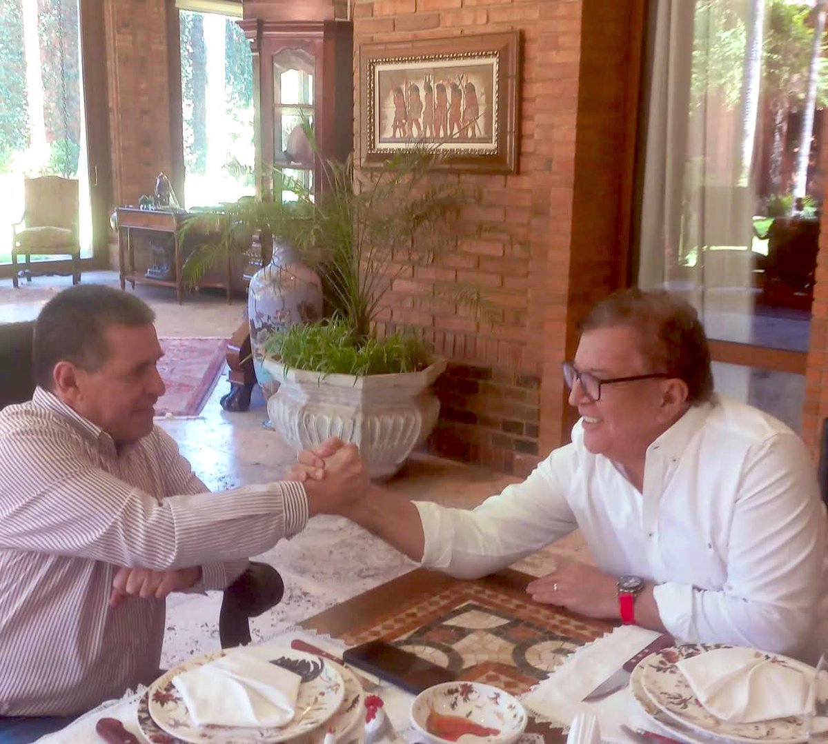 delpynews's tweet image. ▶️NICANOR SE SUMA A HC Y HORACIO CARTES LE DA LA BIENVENIDA | ​😱

🔴El presidente de la ANR aseguró sentirse honrado con la incorporación de Nicanor Duarte Frutos a Honor Colorado.

&quot;Me siento honrado de dar la bienvenida al expresidente de la República, al movimiento Honor…