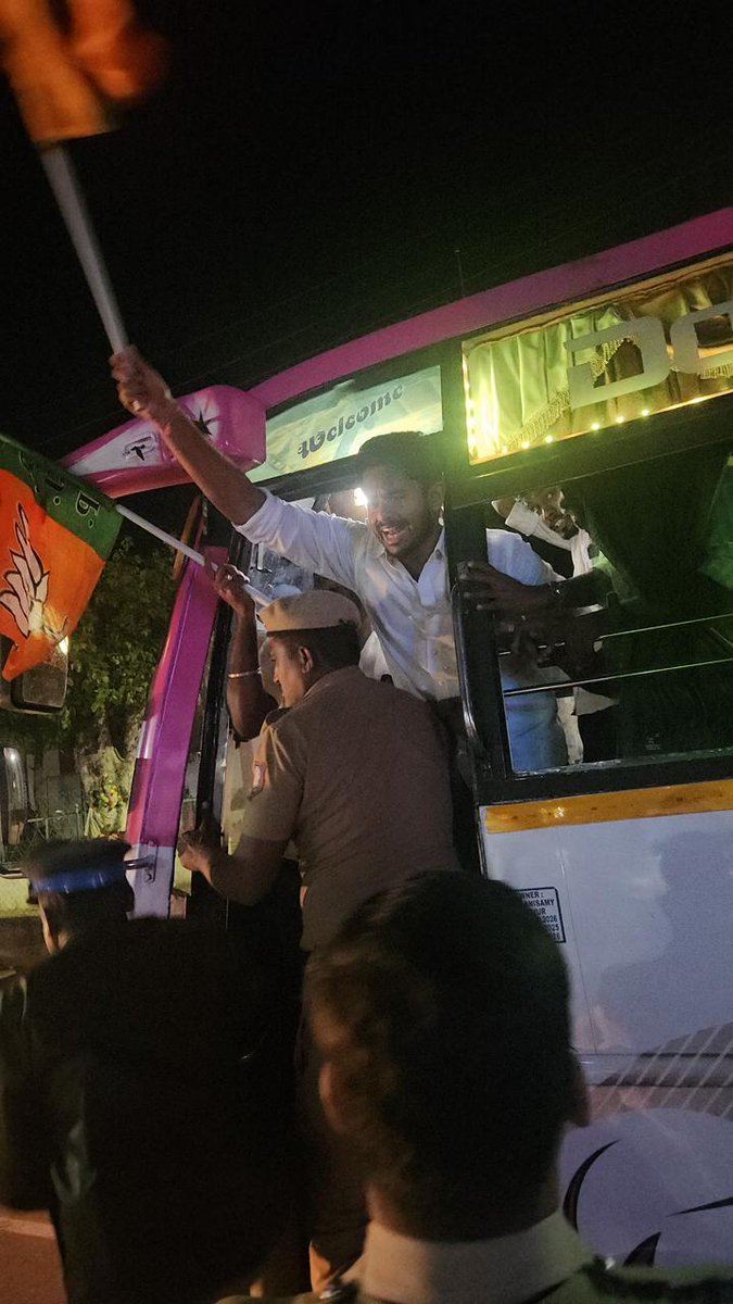 BJYMinTN's tweet photo. திருப்பரங்குன்றத்தில் @BJP4TamilNadu  தலைவர் திரு @NainarBJP அவர்கள் கைது செய்யப்பட்டதை கண்டித்து, வெள்ளகோவில் வடக்கு ஒன்றியம் முத்தூரில் சாலை மறியல் போராட்டம் நடைபெற்றது.

மாநில இளைஞரணி செயலாளர் திரு.முத்தூர் ஐ.விசாகன் தலைமையில், ஒன்றிய தலைவர் திரு.ஜி.ராஜ்குமார் முன்னிலையில் நடைபெற்ற இப்போராட்டத்தில் ஈடுபட்ட பாஜகவினர் காவல்துறையினரால் கைது செய்யப்பட்டனர்.

#Thiruparankundram