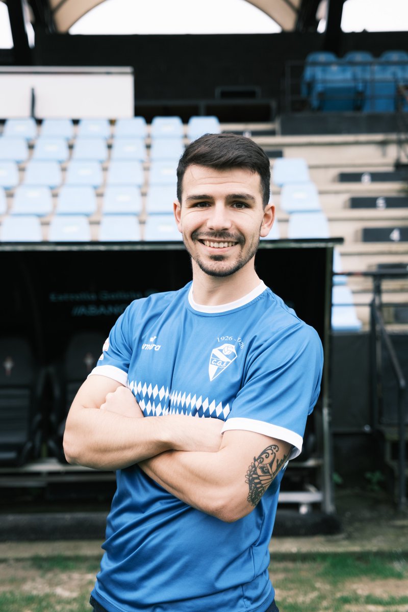 Santi chega procedente do CD Boiro. 

Tras formarse nas canteiras de Areosa e Celta, xogou no Pontellas, Sigüeiro, Arzúa e Boiro. É un centrocampista polivalente de bo golpeo de balón.