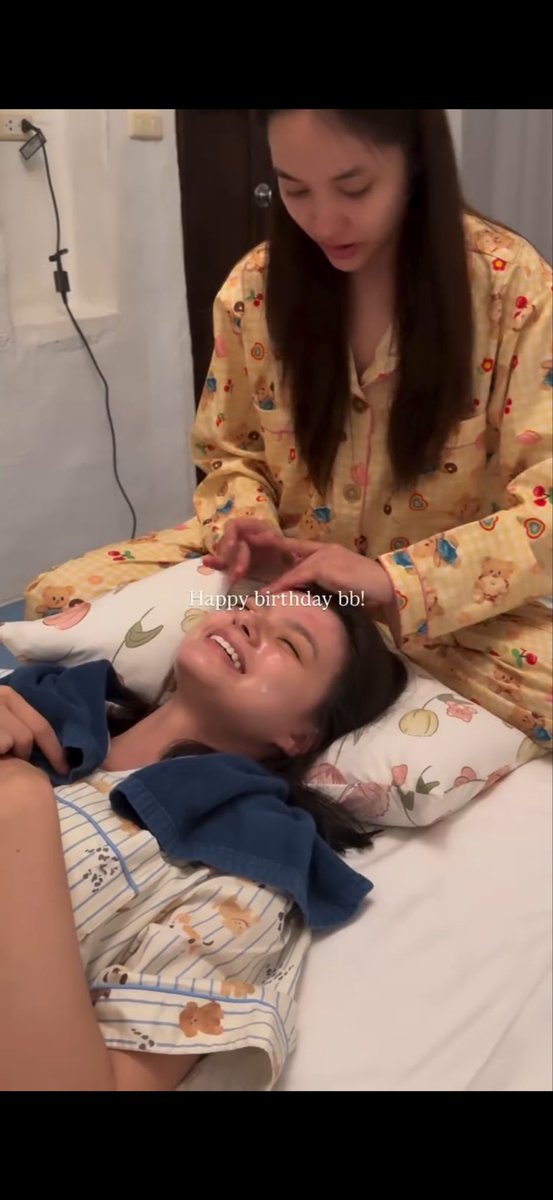 Hanny526's tweet image. It’s the gift I gave to Freen at the Vietnam fan meeting!
Aaaaaaa I’m going crazy!!!
A single pillow has been acknowledged by BOTH of them, oh my goddddd!!!
I love these two so much I can’t take it anymore.
FBPFK

#ฟรีนเบค #FreenBecky 
#srchafreen #beckysangels