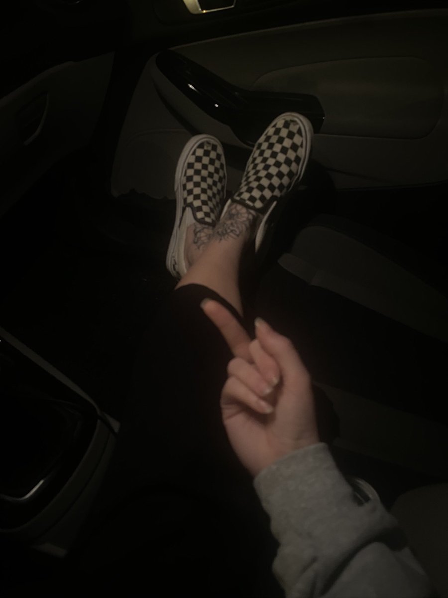 Geldherrin74's tweet photo. Es wird Zeit, ich gebe meine Slip On Vans ab..schön durchgelaufen, barfuß, beim Sport, mit Löchern am Zeh ;) und ab in die DM’s, mal schauen was ihr so bietet 😈💸 #vans #slipon #sneaker #paypig #findom #femdom #shoefetish https://t.co/cXvNukYfcV