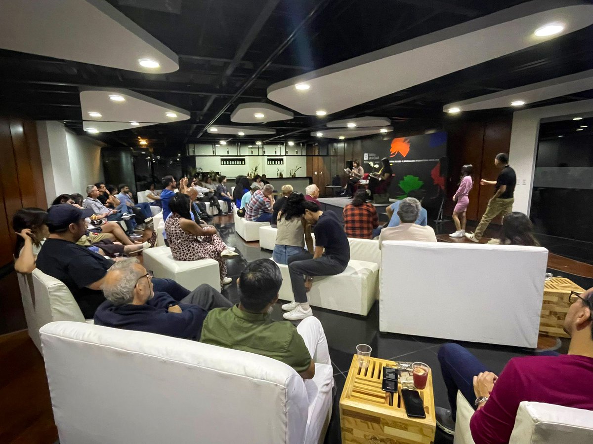 annagual's tweet photo. Acte poètic al Salón de la Poesía de la @FILGuadalajara. Vaig llegir tots els poemes en català i vaig poder parlar llargament de la complexa realitat catalana. Sala plena i cua per firmar #Lasocultaciones @Vaso_Roto. L'interès de Mèxic per la poesia és enorme. https://t.co/9JZ0p2bHtV