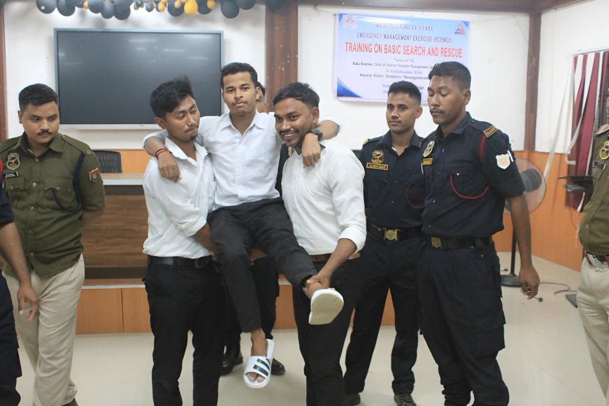 sdma_assam's tweet image. 3/3
The Circle Officer lauded the initiative for boosting disaster preparedness. Sessions on preparedness, coordination and community response were led by DPO DDMA Nagaon and District Resource Persons.

#EmergencyPreparedness #DisasterManagement #CommunityResilience #SafetyFirst