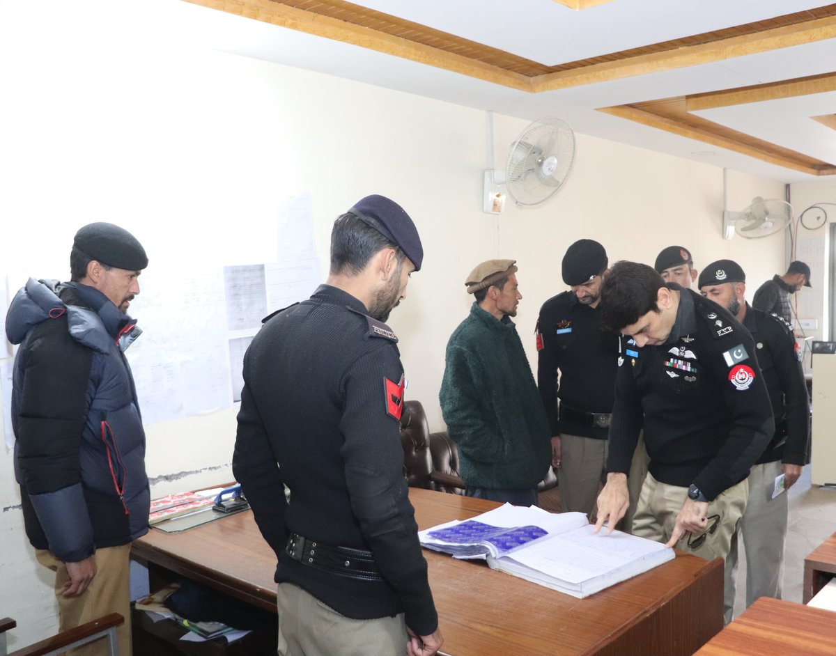 ChitralPolice's tweet photo. ڈی۔پی۔او لوئر چترال رفعت اللہ خان  نے سٹی پولیس اسٹیشن چترال کا معائنہ کیا۔اس موقع پر ایس ڈی پی او سجاد حسین بھی موجود تھے۔ڈی پی او نے روزنامچہ، حوالات، جوانوں کے بیرکس، صفائی اور سیکیورٹی انتظامات کا جائزہ لیا اور ہدایت کی کہ سائلین کے مسائل فوری حل کیے جائیں۔ https://t.co/QeqeFveCG9