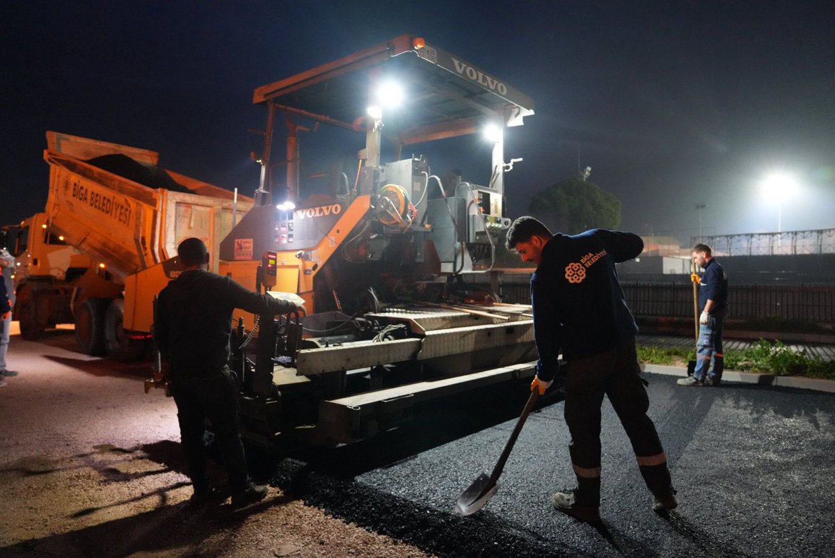 Sakarya Mahallesi Millet Bahçesi’nde ilk adımlar atıldı.

Şehrimize nefes aldıracak yeni yaşam alanının otopark altyapısını oluşturmak için ekiplerimiz gece gündüz sahada.

🚧 Asfalt serimi
🚧 Otopark düzenlemesi
🚧 Altyapı çalışmaları tüm hızıyla sürüyor.