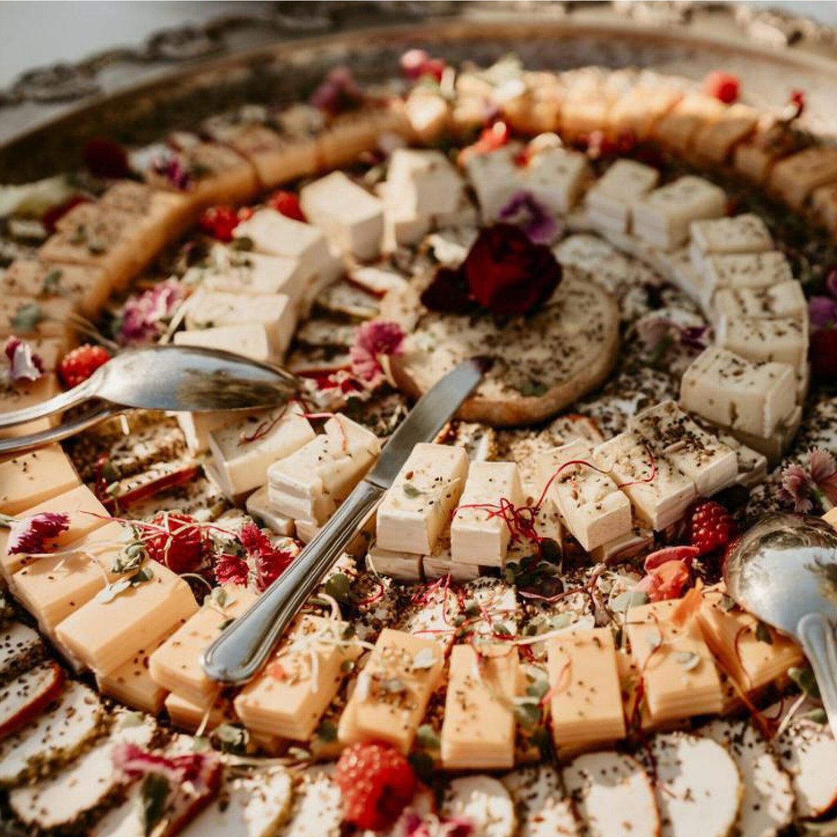 haciendaelvizir's tweet photo. ✅ Ventajas de Celebrar en #HaciendaElVizir
#CateringPropio Alta Gama 👉🏻 https://t.co/0x5dPTI695
Menú elaborado in situ, garantizando frescura y calidad. Máxima personalización, adaptación a gustos de anfitriones, opciones niños, dietas especiales, estaciones comida temáticas. https://t.co/OZJTyA4PM8