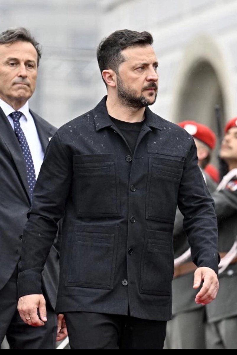 🇺🇦🇮🇪Possible tentative d'assassinat de Zelensky à son arrivée en Irlande ?

D'après plusieurs sources, un groupe de 4 drones de grande taille, possiblement militaires, aurait survolé l'aéroport de Dublin pile à l'heure à Zelensky était censé atterrir.

Les drones se trouvaient
