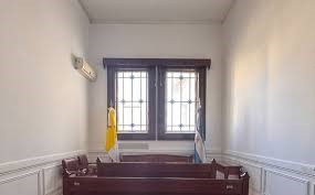 clarincom's tweet photo. SENADO: PUSIERON UN ORATORIO CON BANDERA VATICANA Y LO SACAN POR “DISCRIMINACIÓN”

El oratorio apareció sin aviso en el despacho que usaba el expulsado Edgardo Kueider y fue clausurado tras la dura crítica del pastor Norberto Saracco, quien cuestionó la presencia de la bandera del Vaticano como “un acto discriminatorio”.

No hubo explicación oficial y en medios parlamentarios se da por hecho el aval de Victoria Villarruel para su instalación.

(+) en Clarín: https://t.co/DoxEkftTRD
