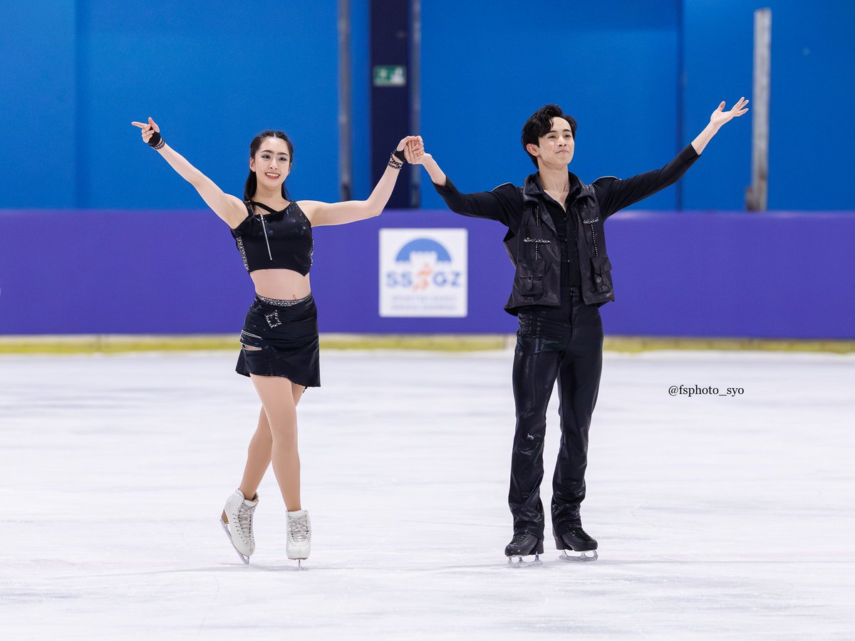 いくこう初めての国際大会のRDが終わりました。
テクニカルがきっちりしている印象の大会かなぁと個人的には思いましたが、PSt3取れているのはすごい…！
FDも力を十分発揮できますように。
写真は演技後のご挨拶です。（暗かった…）