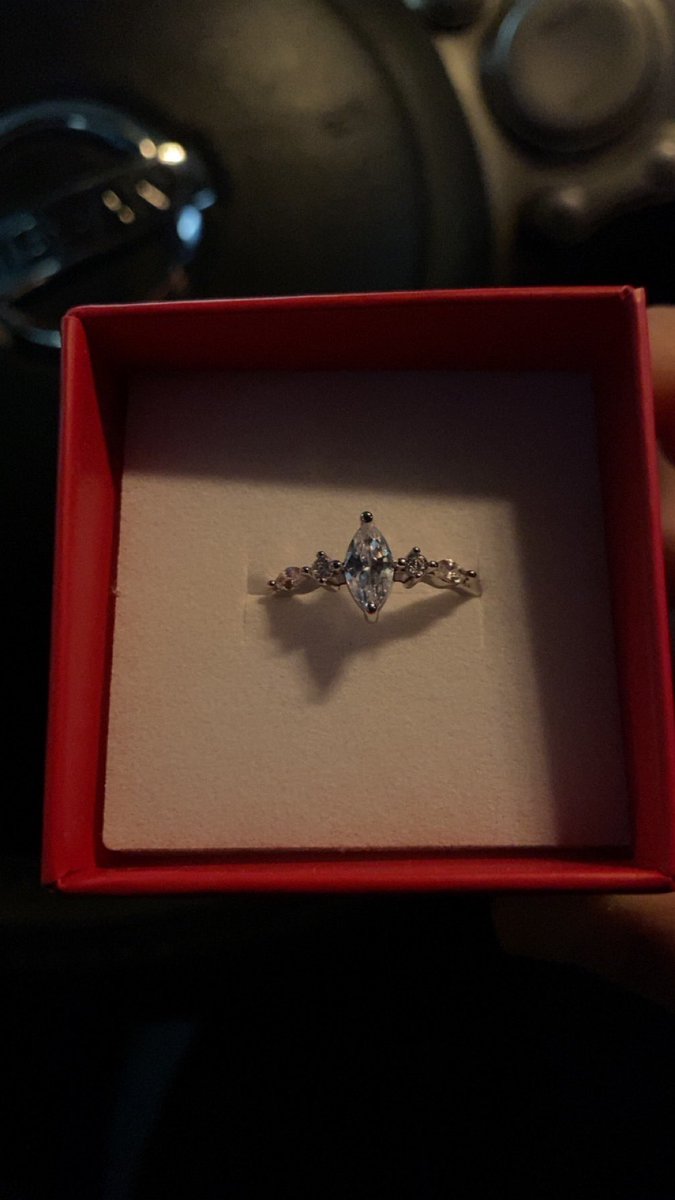 instableEmotion's tweet image. Qui m’offrirait une bague si ce n’est moi-même ?