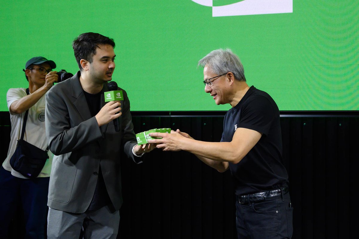 ครบรอบ 1 ปีละ แต่ตอนนี้อย่าไปบอกข่าวหงษ์ไืทยให้แกรู้เชียวนะ