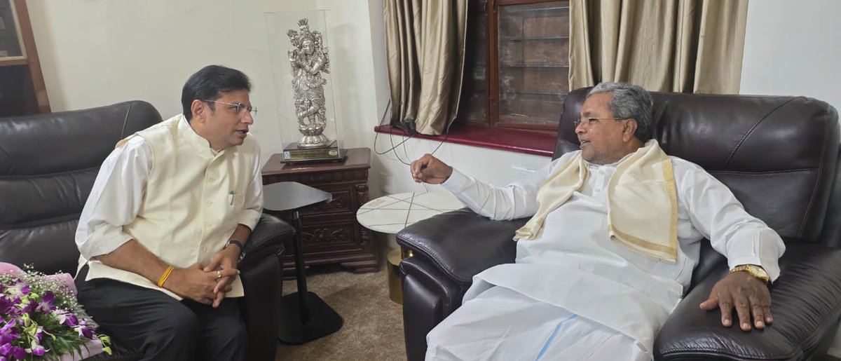 Telangana IT minister Sridhar Babu met Karnataka Chief Minister <a href="/siddaramaiah/">Siddaramaiah</a> in Bengaluru today for discussions <a href="/Min_SridharBabu/">Minister Sridhar Babu</a>
