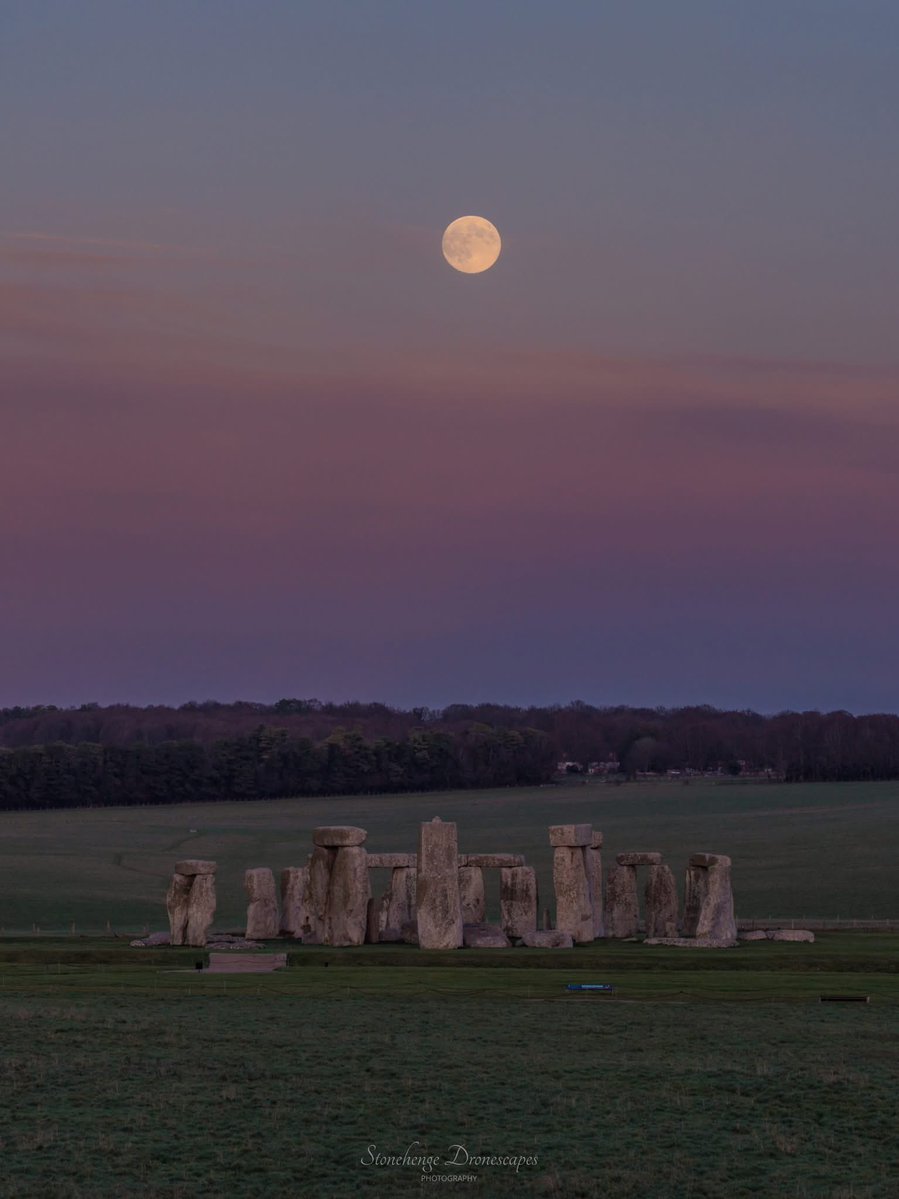 The December Full Cold Supermoon over Stonehenge at sunset tonight 🤩🥶🌕🌙

December's full Moon is known as the Cold Moon, a nickname that reflects how this is the first full Moon of winter, rising during the darkest, coldest period of the year. 
But as well as being the final