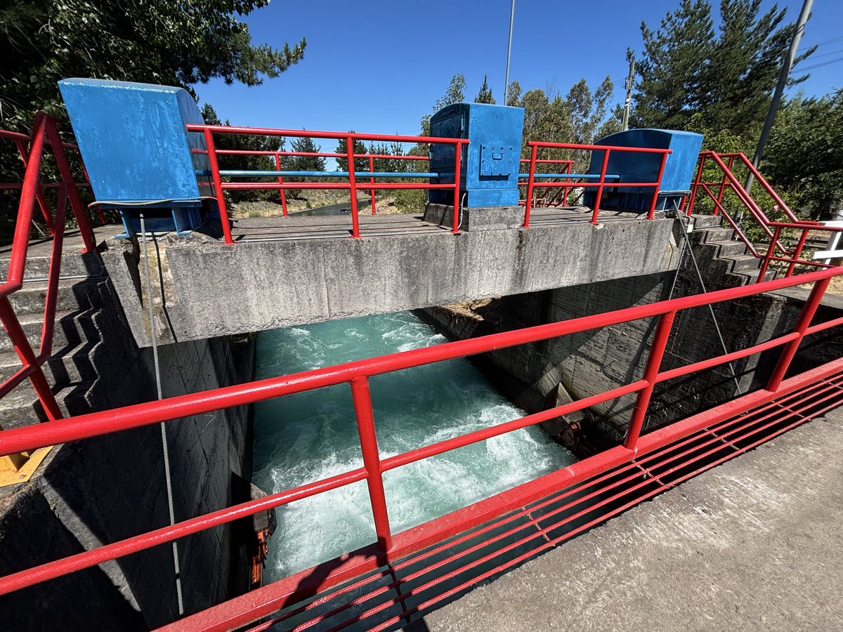 📍Hito de desarrollo por el riego de la provincia de Biobío, donde participó la seremi Pamela Gatti.

🔖Con la inauguración de una placa, se conmemoró los 100 años de la Asociación de Canalistas  del Laja, hito que permite tener producción agrícola a más de 2.400 agricultores.