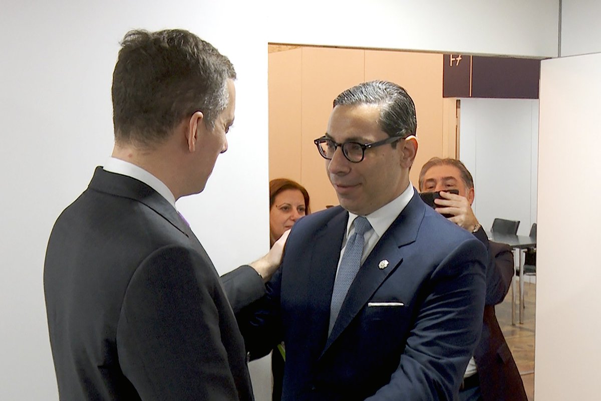 Министар спољних послова Марко Ђурић <a href="/markodjuric/">Марко Ђурић</a> састао се данас у Бечу, током Министарског савета ОЕБС-а, са министром иностраних послова Републике Кипар Константиносом Комбосом <a href="/ckombos/">Constantinos Kombos</a>.

Министри су још једном потврдили вишедеценијско пријатељство и братске односе две државе,