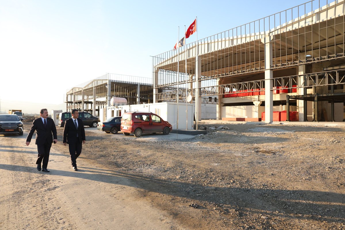 TCSamsunValilik's tweet photo. Kuzeyin Üretim Merkezi #Samsun'umuz, Cerrahi Alet ve Tıbbi Cihaz Üretiminde #Türkiye’nin Öncüsü 🩺✂️🏭🇹🇷

📌Valimiz Sayın @orhantavli_, Büyükşehir Belediye Başkanı Sayın @halitdoganbsk ile birlikte,

#Türkiye’nin ve #TürkiyeYüzyılı’nın en modern OSB’lerinden birisi olmaya aday olan Samsun #YeniOSB’yi ziyaret ederek, son teknoloji tıbbi cihaz ve cerrahi aletlerin üretileceği👇

✅️Bilmed Eğitim ve Sağlık Hizmetleri A.Ş. Yüksek Teknolojili Tıbbi Cihaz Fabrikası,

✅️Korulu Sağlık Teknolojileri A.Ş. Yüksek Teknolojili Tıbbi Cihaz ve Malzeme Fabrikası inşaatlarında incelemelerde bulundu.

📌40 yılı aşkın bir süredir Türkiye'de ve dünyada cerrahi alet üretilen önemli bir merkez konumda bulunan Samsun’umuzda 2011 yılında kurulan Medikal Kümelenme’nin ardından sektör daha da gelişmiştir.

✅️Sektörde faaliyet gösteren firma sayısının 40’a ve bu firmalarda istihdam edilen kişi sayısının yaklaşık 3.500’e ulaştığı Samsun’umuz bu alanda Türkiye’de birinci, dünyada ise üçüncü sırada yer almaktadır.

✅️Firmalarda cerrahi alet üretiminin yanı sıra steril konteynerler, ameliyat lambaları, cerrahi motor sistemleri, dermatoloji cihazları, ameliyathane ekipmanları, tıbbi gaz sistemleri, ortopedik plak, implant, vida ve vücut içi protezler, işitme cihazları, kemoterapi robot ve infüzyon pompa sistemleri gibi çok sayıda ürün üretilerek, yaklaşık 120 ülkeye ihracat yapılmaktadır.

✅️2017 yılında sektörün nitelikli personel açığını tamamlamak için MEDİKÜM öncülüğünde Milli Eğitim Bakanlığımız ile birlikte Tıbbi Cihazlar Mesleki ve Teknik Anadolu Lisesi açılmış, akabinde Ondokuz Mayıs Üniversitesi Yeşilyurt Meslek Yüksek Okulu’nda ön lisans, Samsun Üniversitesinde lisans bölümleri açılarak sektör desteklenmiştir.

✅️2021 yılında açılan ve Türkiye’de sağlık alanında tematik anlamda ilk ve tek olma özelliğini taşıyan Cerrahi Aletler ve Sağlık Müzesi de modern ve yaşayan müzecilik anlayışı ile geçmişten bugüne sağlık hizmetlerinin gelişimini anlatmaya, Samsun’da üretilen tıbbi cihaz ve aletlerin sergilenmesine ve tanıtılmasına katkı sağlamıştır.

✅️Ayrıca, sektöre verilen devlet destekleriyle Samsun Yeni Organize Sanayi Bölgesi’nde son teknoloji fabrikalar inşa edilmeye başlanmış, Sanayi ve Teknoloji Bakanlığımızın katkılarıyla da yine Samsun Yeni OSB’ye sektörü desteklemek amacıyla hassas çelik dövme tesisi kazandırmak için çalışmalara başlanmıştır.

✅️Samsun’da sektörde faaliyet gösteren başlıca firmalar arasında Bahadır Cerrahi Aletler, Aygün Cerrahi Aletler, Aysam Ortopedi ve Cerrahi Aletler, Korulu Grup Tıbbi Cihazlar, Bilmed Tıbbi Cihazlar, Bilimteknik Tıp Teknolojileri, Oluşum Cerrahi Aletler, Aseltech Cerrahi Aletler, Karaoğlu Cerrahi Aletler, Mikro Cerrahi Aletler, Atlas Cerrahi Aletler, Mefa Cerrahi Aletler, Ortimplant Ortopedi, Magma Medikal Cerrahi Aletler ve Doğuş Medikal Tıbbi Cihazlar yer almaktadır.

Güçlü sanayi, güçlü Samsun, güçlü #Türkiye🇹🇷