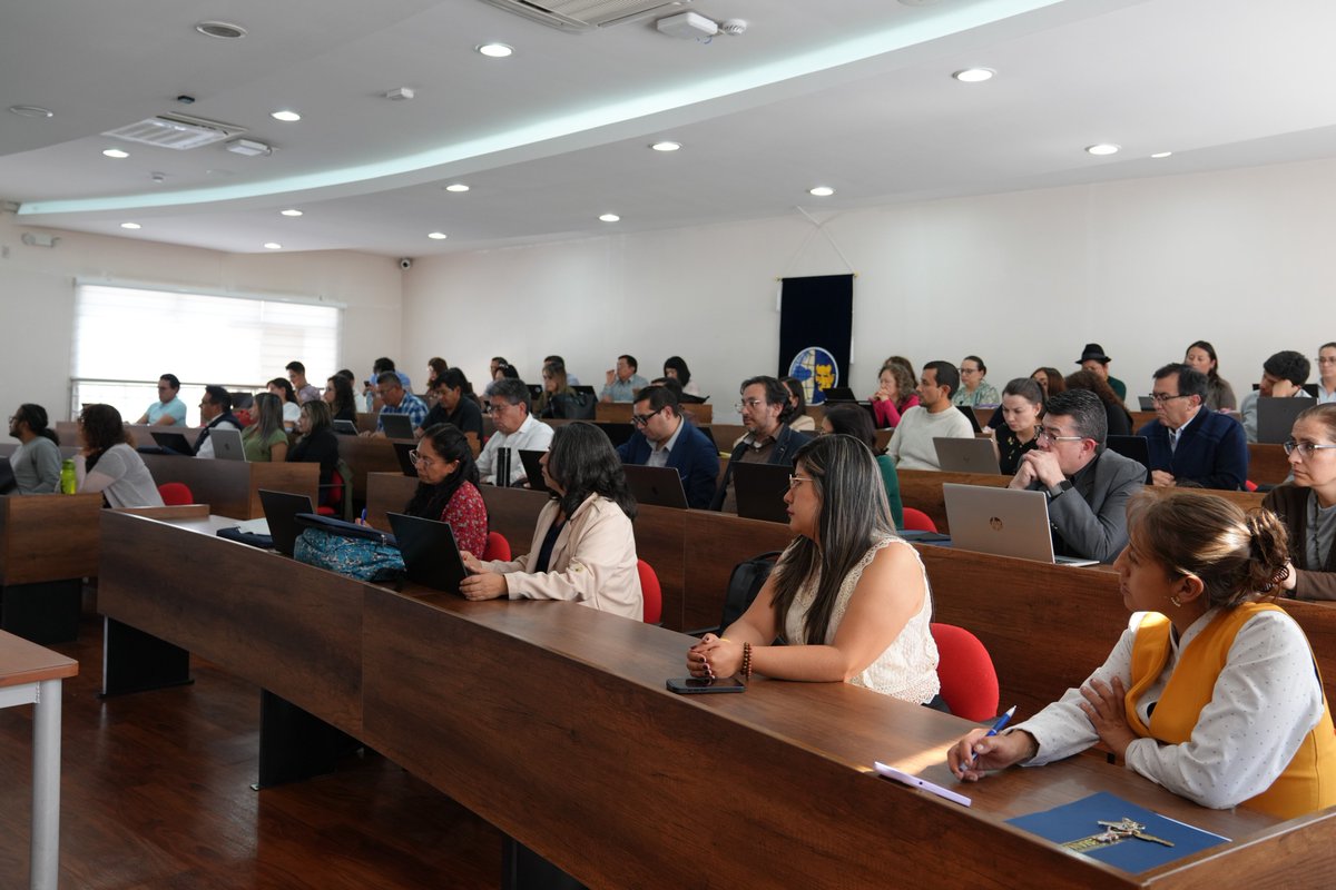 📍 En la sede Quito se desarrolló un taller para fortalecer la producción científica de la UPS. 🚀📚
El encuentro definió una ruta clara para redactar artículos con enfoque social y trabajo colaborativo, impulsando una investigación con visión global. 💡💪

#InvestigaciónUPS