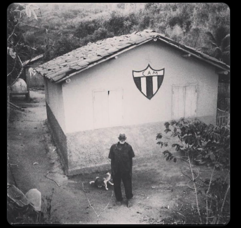 Incipienteg's tweet photo. Historicamente, o Galo sempre foi o time do povo: pretos, pobres e marginalizados encontraram no clube identidade e pertencimento. A torcida nunca abandonou o time, mesmo nos piores momentos, porque o Galo era quase uma extensão da própria família. https://t.co/2dlxfdNqWt