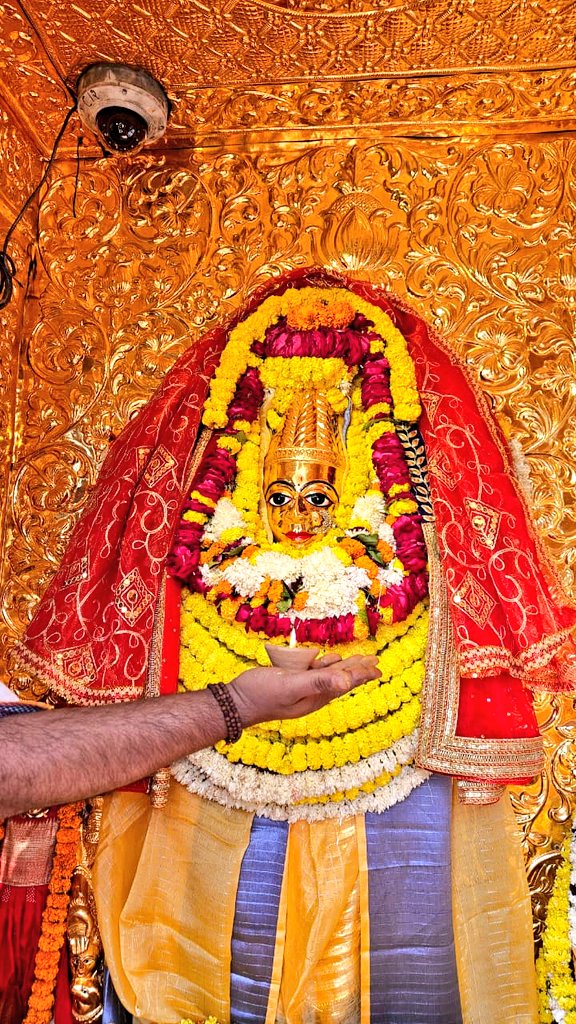 rohantiwari001's tweet image. श्री काशी विश्वनाथ धाम में विराजित मां अन्नपूर्णा की जयंती के अवसर पर धाम में हुई श्री यंत्र की पूजा.!!
!!  श्री काशी विश्वनाथो विजयतेतराम !!