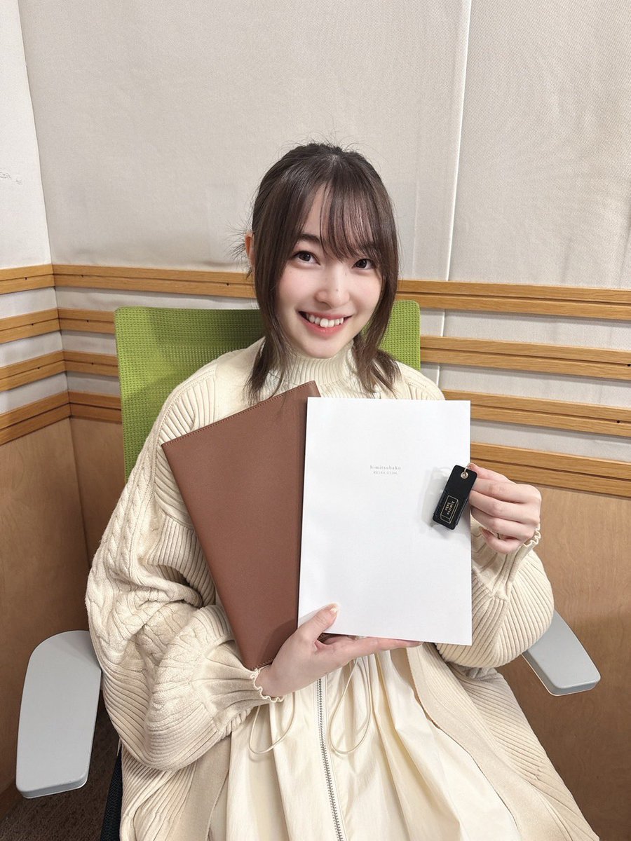 本人にサンプルを持ってもらいました！こんな新グッズになってます！
締め切りが近づいていますのでお忘れなくー。　#ひみつばこ