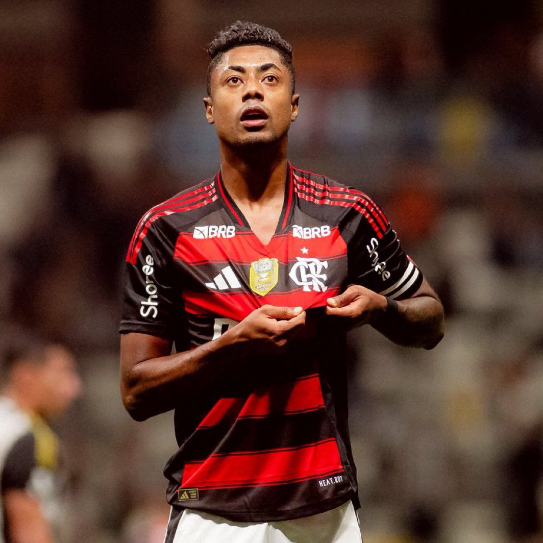 DataFutebol's tweet photo. Bruno Henrique está cogitando se APOSENTAR ao final da próxima temporada.

O atual contrato do jogador como Flamengo vai até o final da próxima temporada. Após o jogo de ontem, ele foi perguntado sobre se aposentar no Flamengo, e ele deu essa resposta:

- "Ah, sem sombra de dúvidas. Mais um ano de contrato no Flamengo, me perguntou se tenho mais dois anos de contrato pela frente. Falei que não sei. O meu desejo, minha vontade é terminar aqui no Flamengo, eu acho que esse momento está chegando ao fim. Jogar esse meu último ano com o Flamengo e quem sabe pendurar as chuteiras."

Via @geglobo