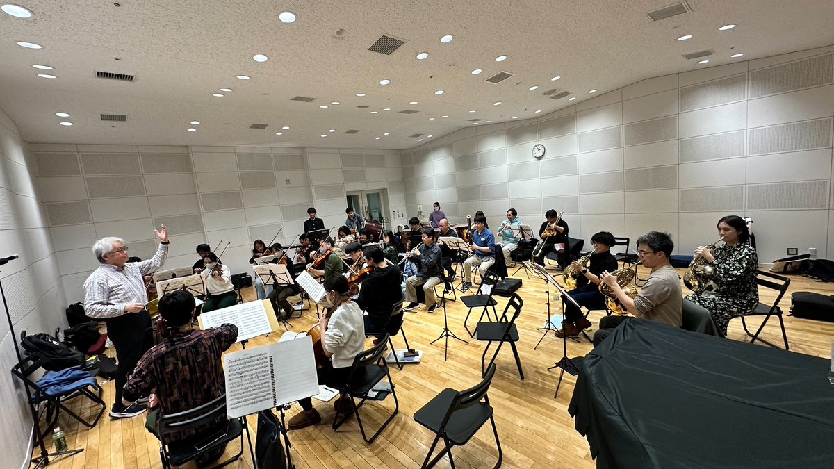 kanade_orche's tweet photo. 遅くなりましたが、先週土曜日は奏オケの練習でした♪
今回の演奏会初の福田先生の指揮トレ！前回の練習から1ヶ月以上あいたこともあってか、団員も気合十分な様子でした✨
奏オケは12/13(土)にアンサンブルコンサートも予定しているので、午前中はその練習も行いました😊
ぜひお越しください🎻 https://t.co/1CUovab9dQ