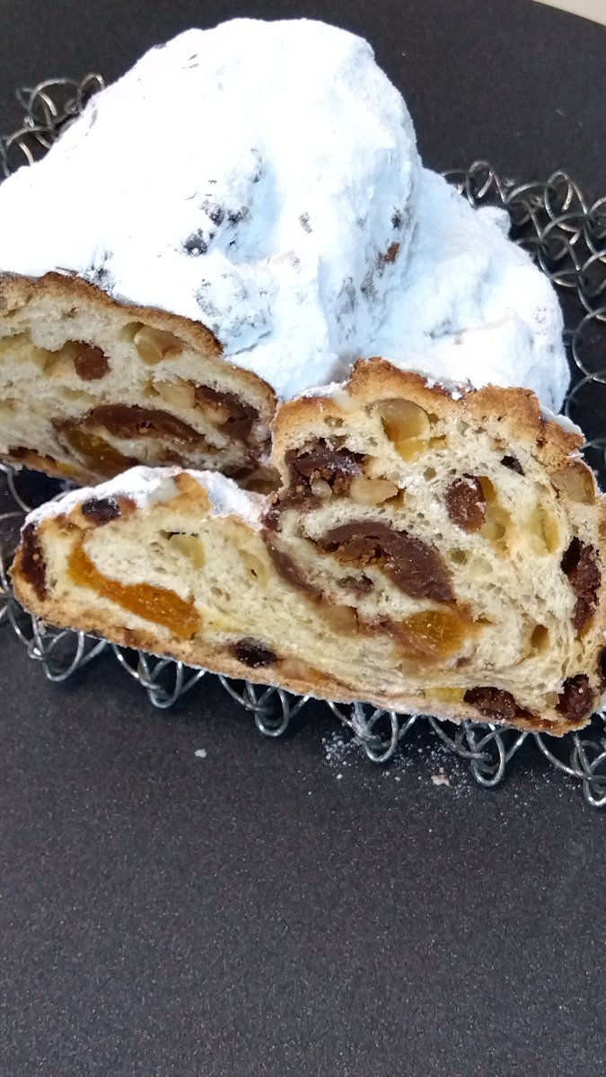 This year, I made the filling with rum-soaked dried fruits like raisins and apricots, and added dried figs that I simmered in red wine with cloves. I also tried roasting hazelnuts for the nuts!