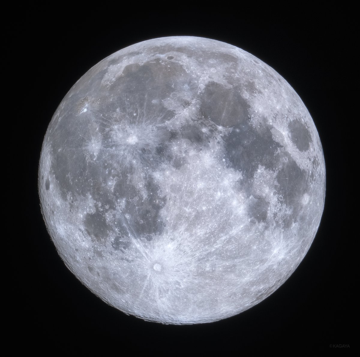 空をご覧ください。
天高く、十五夜月が冴えた光を放っています。
（今、望遠鏡を使って撮影）
満月の瞬間は明朝8時すぎです。
冷え込みそうですので、どうぞ暖かくしてお休みください。