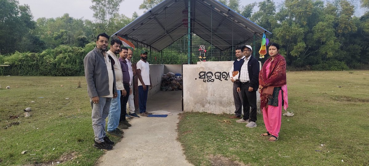 barendrapatra12's tweet photo. @MohanMOdisha ଜିଲ୍ଲା ଜଳପରିମଳ ମିଶନ ତରଫରୁ ରାଜ୍ୟ ସଦସ୍ୟଙ୍କର ଏକ ସ୍ବତନ୍ତ୍ର Team ଆଜି ମହେଶପୁର ପଞ୍ଚାୟତର ପରିଦର୍ଶନରେ ଆସି ଆମ ପଞ୍ଚାୟତରେ ସ୍ୱଚ୍ଛତା କାର୍ଯ୍ଯକ୍ରମ ଗୁଡ଼ିକ ପରିଦର୍ଶନ କରିଛନ୍ତି। https://t.co/nze5yKzGnd
