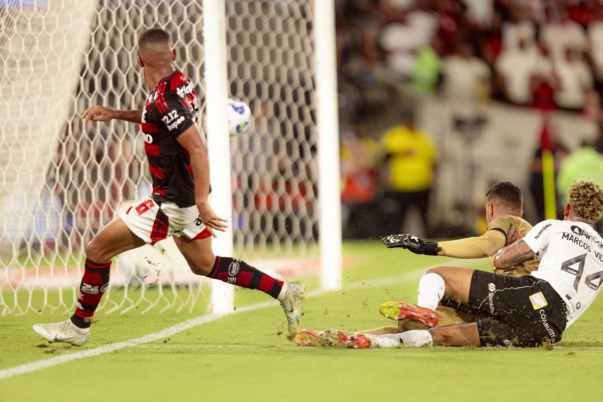☀️ Bom dia pra você que em quatro dias viu seu time ser campeão da Libertadores pela 4ª vez e Brasileiro pela 9ª vez.

Existe “segue o líder” para disputa de títulos?🤣❤️🖤

📸 Gilvan de Souza e Adriano Fontes/CRF

#FéNoMengo
