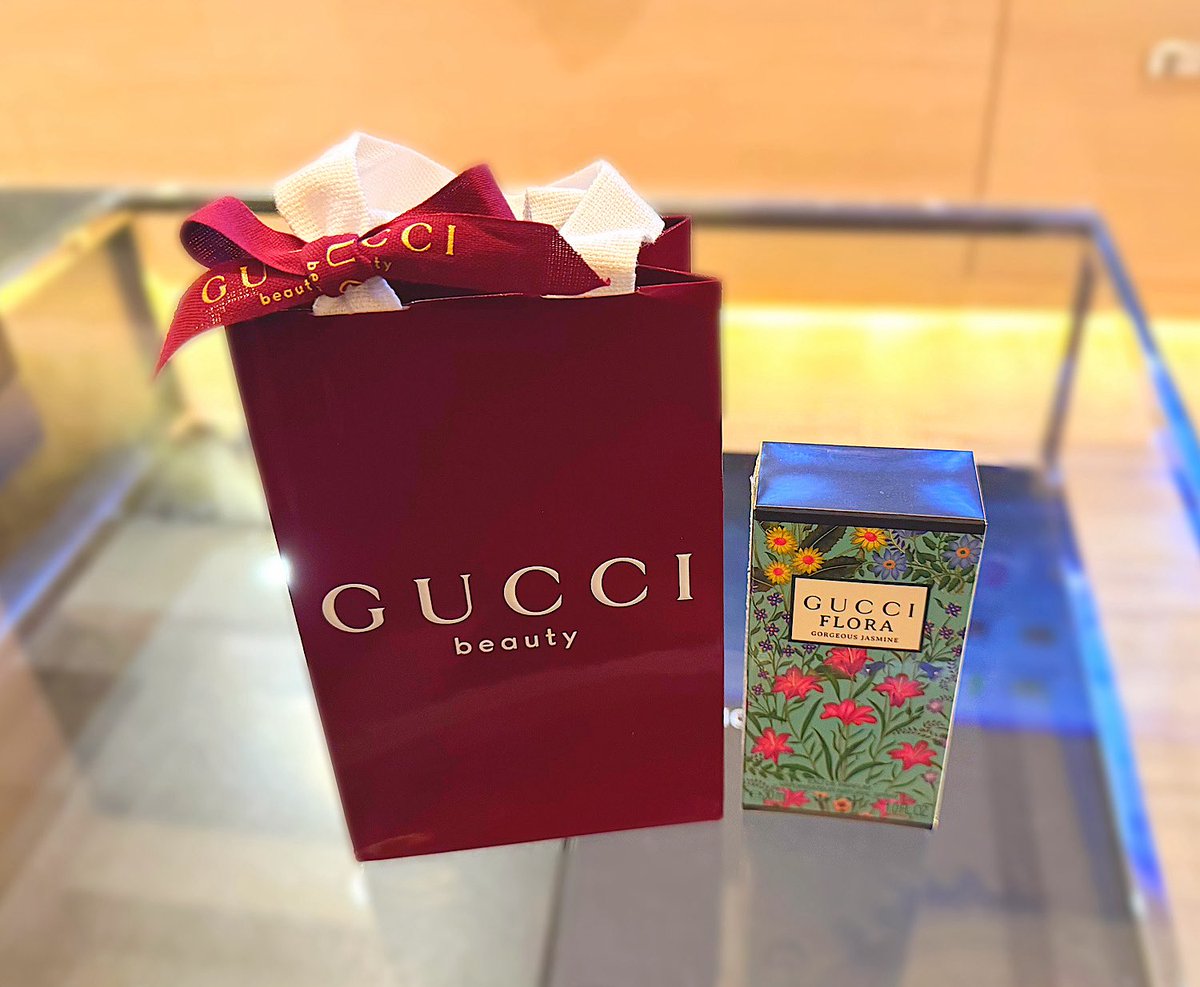 今日の最後は、思い出の街へ🌃
素敵なクリスマスパーティーでお出迎えして下さいました。私の愛用香水🪷大切に使わせて頂きます♡
にしてもここの🏩、ツリーは毎年あったけど、お外のリースは初めて見たような？？とっても素敵でした🥰🫶🏻