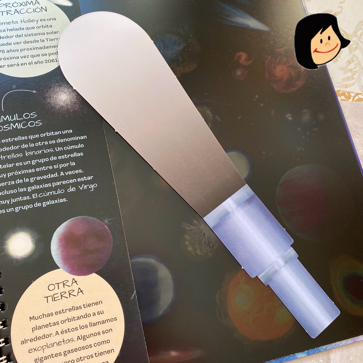 Utiliza el telescopio de cartón para adentrarte en las escenas más fascinantes que nuestro universo tiene para ofrecernos. Constelaciones, cohetes, satélites, la luna, los planetas, nuestro sistema solar…