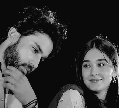 वाकिफ   ही  नहीं   थे....... हम   इस   मोहब्बत  से 
पता न चला बात करते करते कब इश्क़ हो गया उनसे

~ मालती