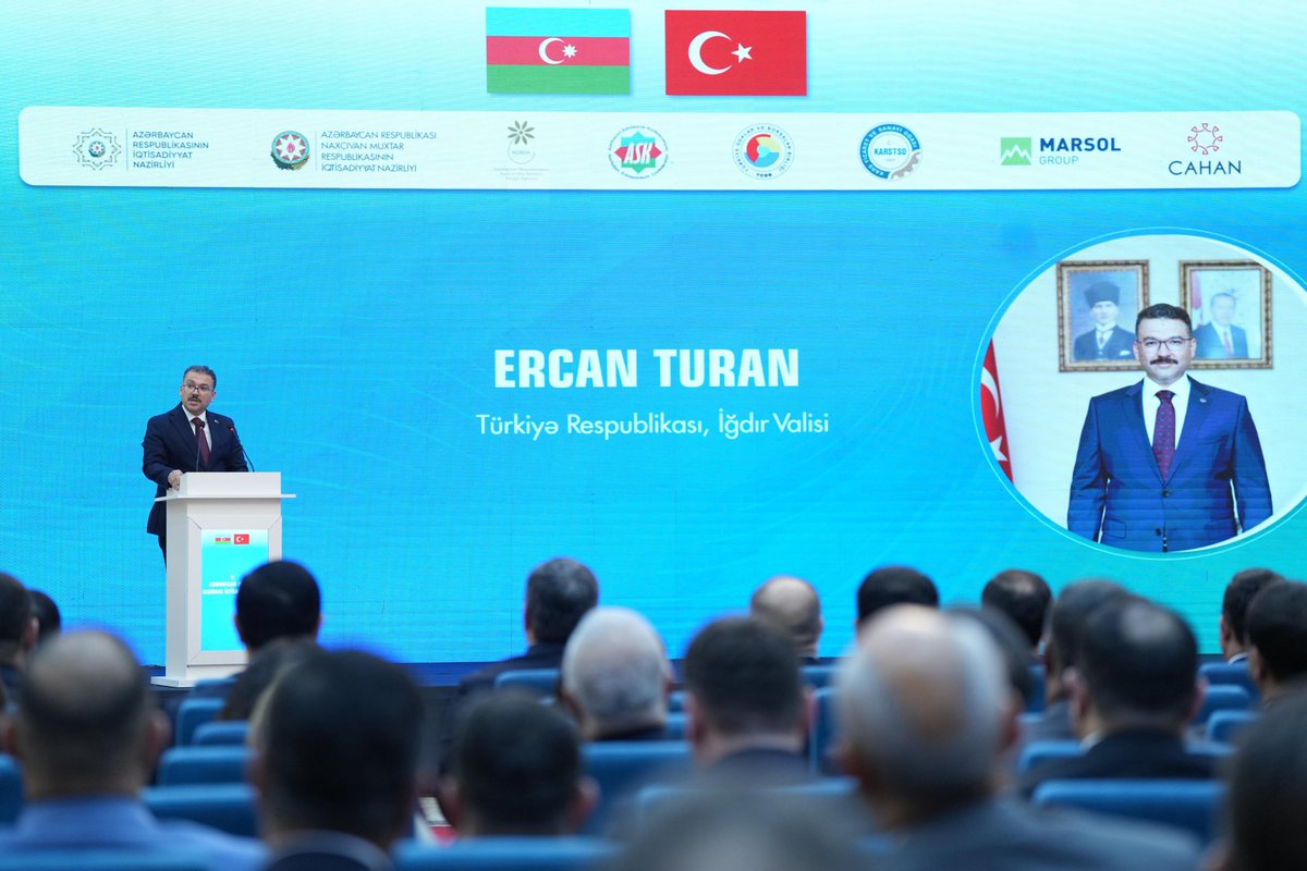 igdirvaliligi's tweet photo. Valimiz Ercan Turan, Türkiye Odalar ve Borsalar Birliği (TOBB) ile Azerbaycan Küçük ve Orta İşletmelerin Gelişimi Ajansı (KOBİA) tarafından Nahçıvan’da gerçekleştirilen "II. Azerbaycan-Türkiye Bölgesel Ekonomi Forumu"na katıldı. 🇹🇷🇦🇿

Türkiye ve Azerbaycan arasında bölgesel ticaretin geliştirilmesi, yeni pazarların oluşturulması ve karşılıklı yatırım fırsatlarının değerlendirilmesi amacıyla düzenlenen programda konuşan Valimiz Turan,  programın ekonomik iş birliğini güçlendirme konusunda ortak iradenin bir göstergesi olduğunu söyledi.

Valimiz Turan, konuşmasını şu şekilde sürdürdü:

“Cumhurbaşkanlarımız Sayın Recep Tayyip Erdoğan ile Sayın İlham Aliyev’in “tek millet, iki devlet” anlayışına verdikleri güçlü desteğin bugün sahadaki yansımasını görüyoruz. Çünkü iki liderimiz de her fırsatta Türkiye ile Azerbaycan'ın geleceğini ortak bir ufukta buluşturmanın önemini vurgulamakta; bizlere de bu ufka uygun adımlar atma sorumluluğunu hatırlatmaktadır.

Hayata geçirdiğimiz bu çalışmaların temelinde, Iğdır ile Nahçıvan’ın, Türkiye ile Azerbaycan arasındaki kardeşlik köprüsünün iki sağlam ayağı olması yatmaktadır. Coğrafi yakınlık, tarihî bağlar, kültürel ortaklık ve toplumsal benzerlikler; bu iki bölgeyi doğal bir iş birliği merkezine dönüştürmektedir. 

Bildiğiniz gibi Iğdır sosyal, kültürel ve ticari etkileşimiyle serhat bölgesinin kalbidir. Nahçıvan ise hem tarihi mirası hem de stratejik konumuyla bölgenin en önemli aktörlerinden biridir. Bu birliktelik yalnızca bir sınırdaşlık değil; kaderin, tarihin ve gönüllerin ortaklığıdır."