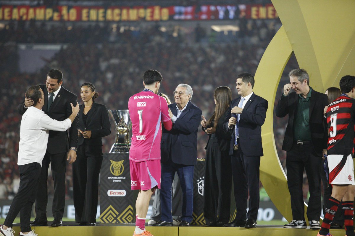 🏆 ENTREGUE EM MÃOS 🥇 

O presidente da Federação de Futebol do Estado do Rio de Janeiro, Rubens Lopes, e o presidente da CBF, Samir Xaud, participaram da premiação do título do Flamengo de Campeão Brasileiro 2025.

Eles entregaram o troféu e as medalhas aos jogadores,