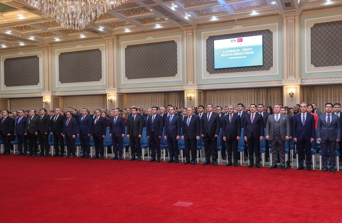 igdirvaliligi's tweet photo. Valimiz Ercan Turan, Türkiye Odalar ve Borsalar Birliği (TOBB) ile Azerbaycan Küçük ve Orta İşletmelerin Gelişimi Ajansı (KOBİA) tarafından Nahçıvan’da gerçekleştirilen "II. Azerbaycan-Türkiye Bölgesel Ekonomi Forumu"na katıldı. 🇹🇷🇦🇿

Türkiye ve Azerbaycan arasında bölgesel ticaretin geliştirilmesi, yeni pazarların oluşturulması ve karşılıklı yatırım fırsatlarının değerlendirilmesi amacıyla düzenlenen programda konuşan Valimiz Turan,  programın ekonomik iş birliğini güçlendirme konusunda ortak iradenin bir göstergesi olduğunu söyledi.

Valimiz Turan, konuşmasını şu şekilde sürdürdü:

“Cumhurbaşkanlarımız Sayın Recep Tayyip Erdoğan ile Sayın İlham Aliyev’in “tek millet, iki devlet” anlayışına verdikleri güçlü desteğin bugün sahadaki yansımasını görüyoruz. Çünkü iki liderimiz de her fırsatta Türkiye ile Azerbaycan'ın geleceğini ortak bir ufukta buluşturmanın önemini vurgulamakta; bizlere de bu ufka uygun adımlar atma sorumluluğunu hatırlatmaktadır.

Hayata geçirdiğimiz bu çalışmaların temelinde, Iğdır ile Nahçıvan’ın, Türkiye ile Azerbaycan arasındaki kardeşlik köprüsünün iki sağlam ayağı olması yatmaktadır. Coğrafi yakınlık, tarihî bağlar, kültürel ortaklık ve toplumsal benzerlikler; bu iki bölgeyi doğal bir iş birliği merkezine dönüştürmektedir. 

Bildiğiniz gibi Iğdır sosyal, kültürel ve ticari etkileşimiyle serhat bölgesinin kalbidir. Nahçıvan ise hem tarihi mirası hem de stratejik konumuyla bölgenin en önemli aktörlerinden biridir. Bu birliktelik yalnızca bir sınırdaşlık değil; kaderin, tarihin ve gönüllerin ortaklığıdır."
