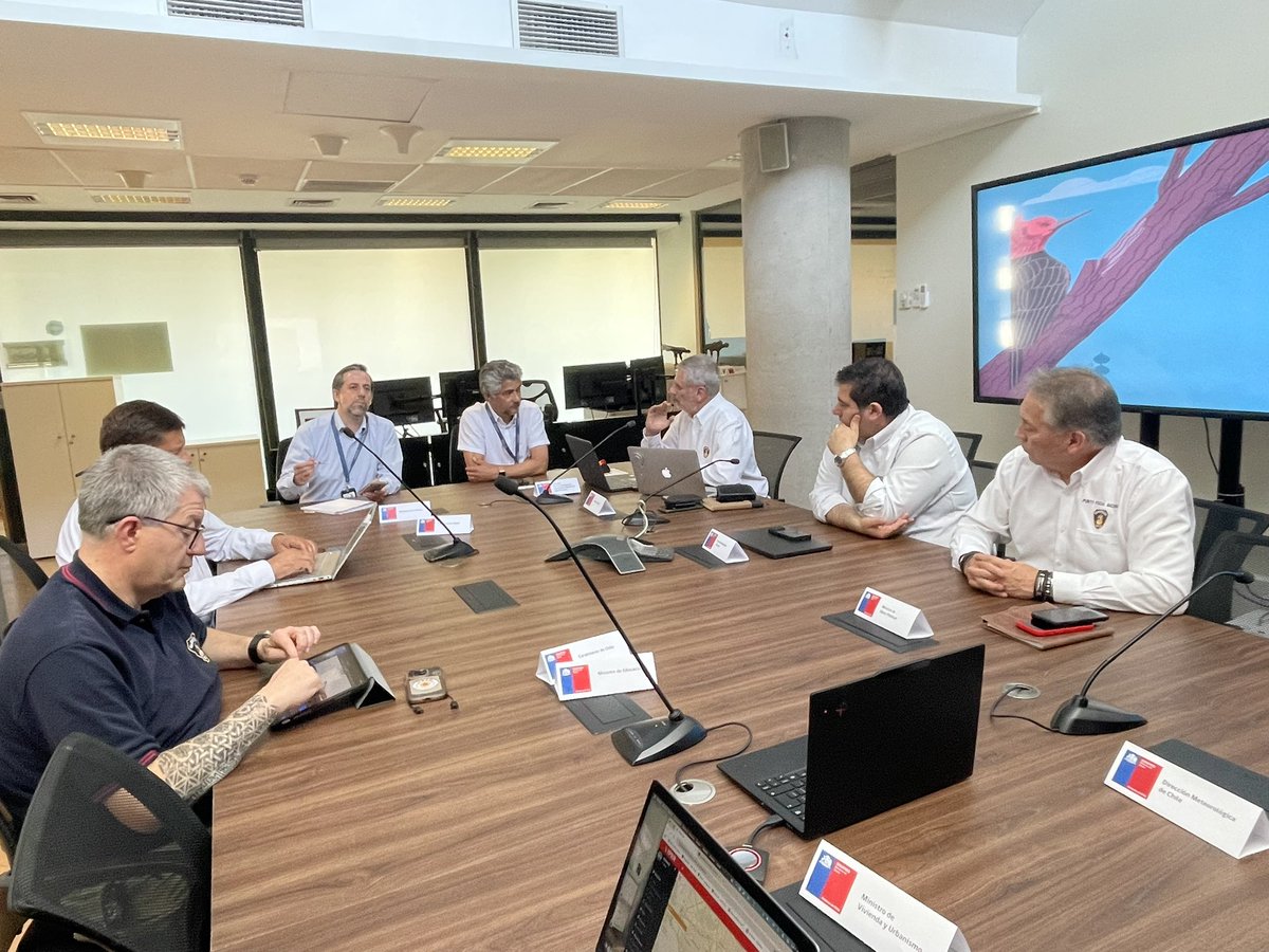 SNOBomberos's tweet photo. En @Senapred se reúne el Punto Focal Operativo Nacional Diego Caruezo, los PFON Adjuntos Gabriel Sánchez, Paolo Fregonara y Ricardo Bruna con el Subdirector de Reducción del Riesgo de Desastres Felipe Riquelme y Leonardo Espinoza Jefe de Gestión en Información Territorial ➡️ https://t.co/nLaASjec1P