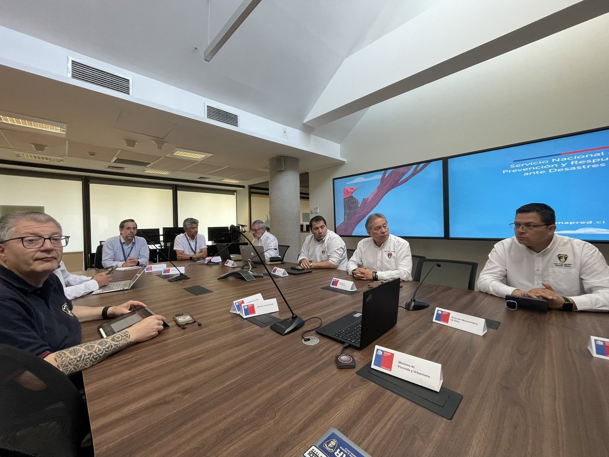 SNOBomberos's tweet photo. En @Senapred se reúne el Punto Focal Operativo Nacional Diego Caruezo, los PFON Adjuntos Gabriel Sánchez, Paolo Fregonara y Ricardo Bruna con el Subdirector de Reducción del Riesgo de Desastres Felipe Riquelme y Leonardo Espinoza Jefe de Gestión en Información Territorial ➡️ https://t.co/nLaASjec1P