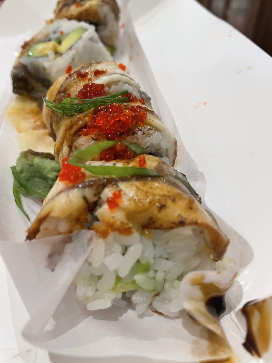 breshannon's tweet photo. @Glovo_es @grupotragaluz Aquí tienen las fotos del “sushi” que recibí de El Japonés: sin el langostino y con cero intención de resolverlo por parte de Glovo. Caso cerrado sin reembolso y sin reemplazo, pese a ser cliente Prime. Esto es inaceptable. https://t.co/Vp4OlWVr52