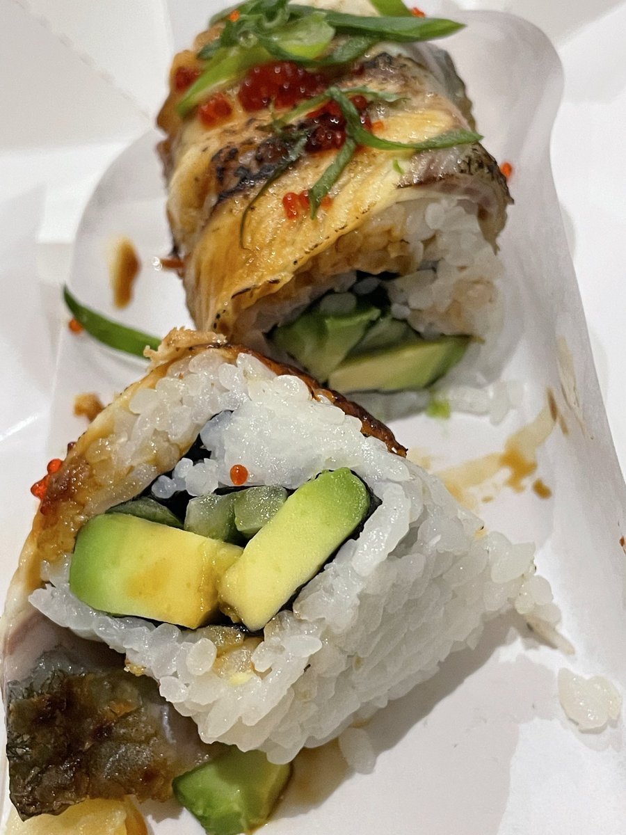 breshannon's tweet photo. @Glovo_es @grupotragaluz Aquí tienen las fotos del “sushi” que recibí de El Japonés: sin el langostino y con cero intención de resolverlo por parte de Glovo. Caso cerrado sin reembolso y sin reemplazo, pese a ser cliente Prime. Esto es inaceptable. https://t.co/Vp4OlWVr52